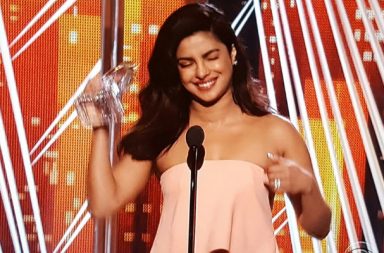 Priyanka Chopra at People's Choice Awards (Courtesy: Twitter/@glamourmag)