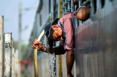Man washes his head with cold water to relieve himself of heat (Photo: PTI)