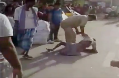 Cop thrashing rickshaw-puller