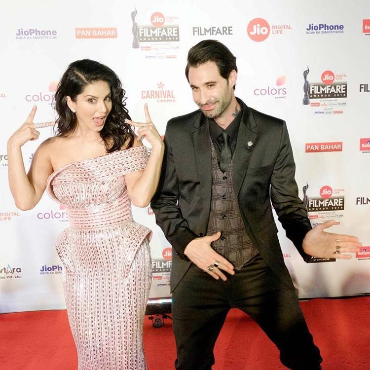 Sunny Leone caught candid on Filmfare red carpet
