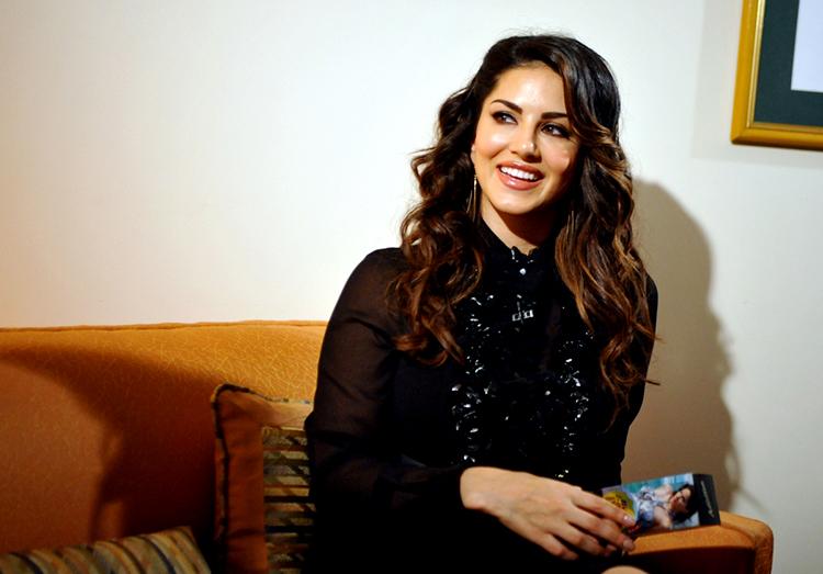 Sunny Leone flaunts her perfect smile in this candid click