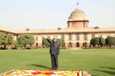 President Pranab Mukherjee during his visit at Mughal garden
