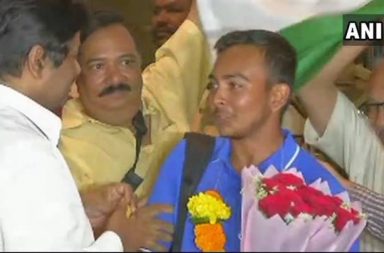 Prithvi Shaw & Co receive warm welcome in Mumbai on their return with U-19 WC trophy - Watch